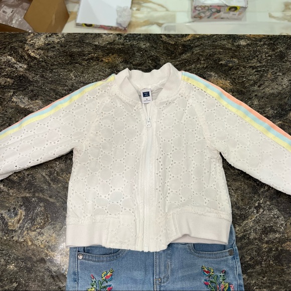 Two piece outfit- jacket and capris - Picture 4 of 9